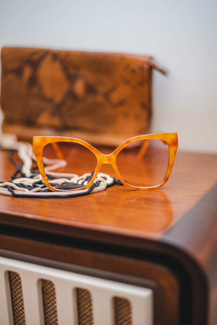 May Γυαλιά Ηλίου: Γυναικεία γυαλιά ηλίου σε σχήμα Cat-Eye. Πορτοκαλί χρώμα και μοτίβο Animal Print. Διαφανείς φακοί. 100% UV προστασία